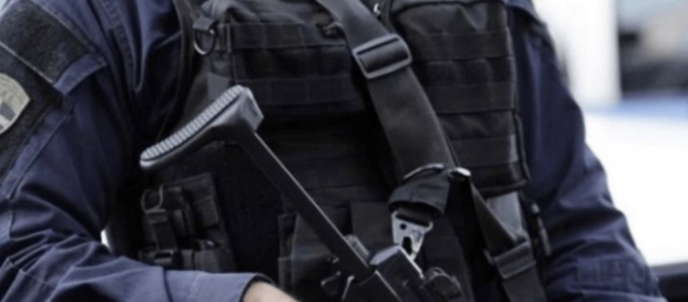 Γούρνες Ηρακλείου: Πάνοπλοι αστυνομικοί προσπάθησαν να συλλάβουν καταστηματάρχη - Τον φυγάδευσαν οι πελάτες του (βίντεο)